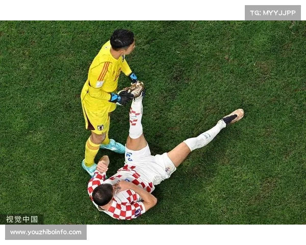 科隆门将扑出点球后指天悼念，告慰逝去球迷